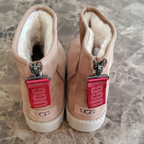 UGG sz 7 Tan Boots with Red zip pulls - Picture 1 of 11